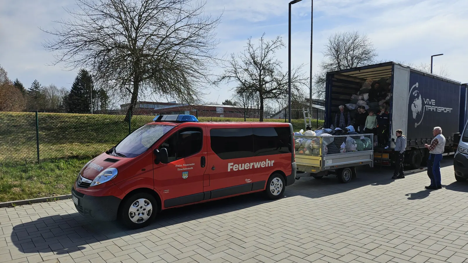 Auch im Herbst führt die Feuerwehr Tirschenreuth, trotz des Einbruchs des Altkleidermarktes, ihre Altkleidersammlung am 25. Oktober durch. Im Bild zu sehen die Frühjahrssammlung im April. (Archivbild: Lukas Fenzl)