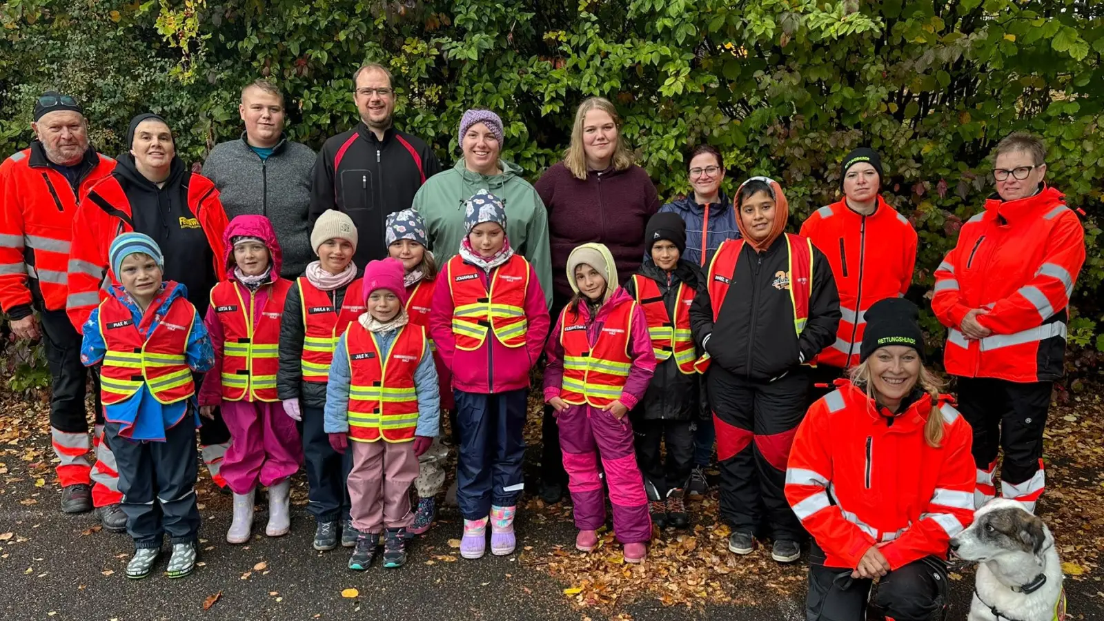 Rettungshundestaffel Schwarzhofen und die Kinderfeuerwehr Kulz. (Bild: Sabrina Schwendner)