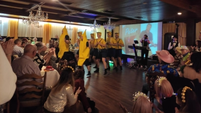 Auftritt des Männerballetts des Neustädter Faschingsvereins e.V. am Hotel Igel (Bild: Sebastian Weidner)