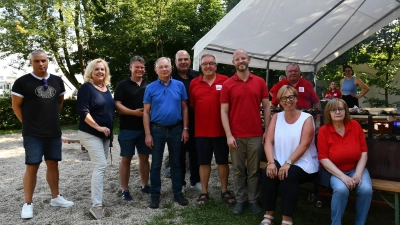 Fleißige Arbeiter und Gäste rund um die Makrelen (Bild: Dagmar Nachtigall)