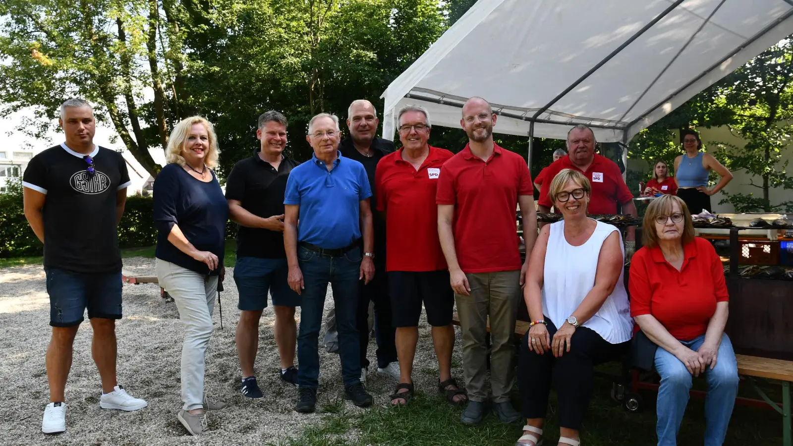 Fleißige Arbeiter und Gäste rund um die Makrelen (Bild: Dagmar Nachtigall)