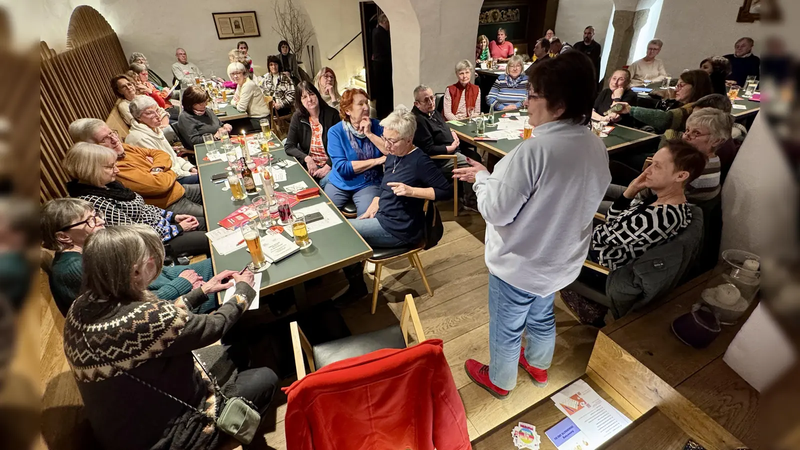 Mehr als 40 Frauen und Männer sind der Einladung zu einem ersten Treffen zur Gründung einer Ortsgruppe der „Omas gegen Rechts“ gefolgt.  (Bild: Gabi Eichl)