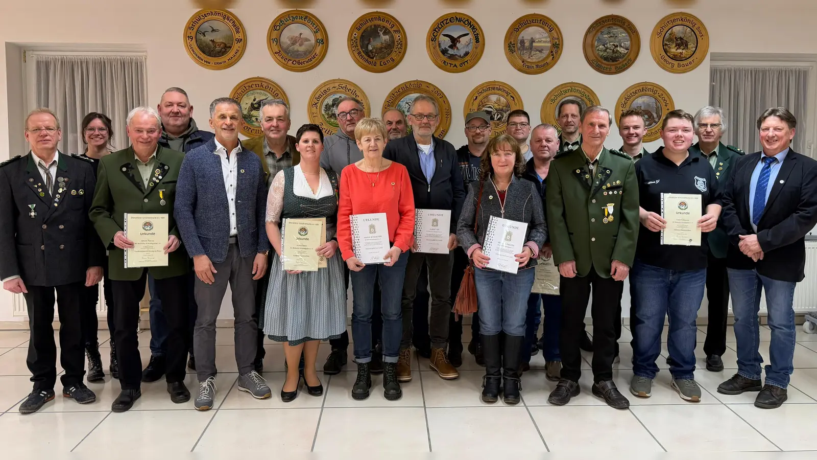 Langjährige Mitglieder wurden für ihre Treue zum Verein ausgezeichnet. Im Bild Gauschützenmeister Klaus Ketzler (1.v.l.) und 2. Bürgermeister Andreas Altmann (1.v.r.) (Bild: Joachim Ries)
