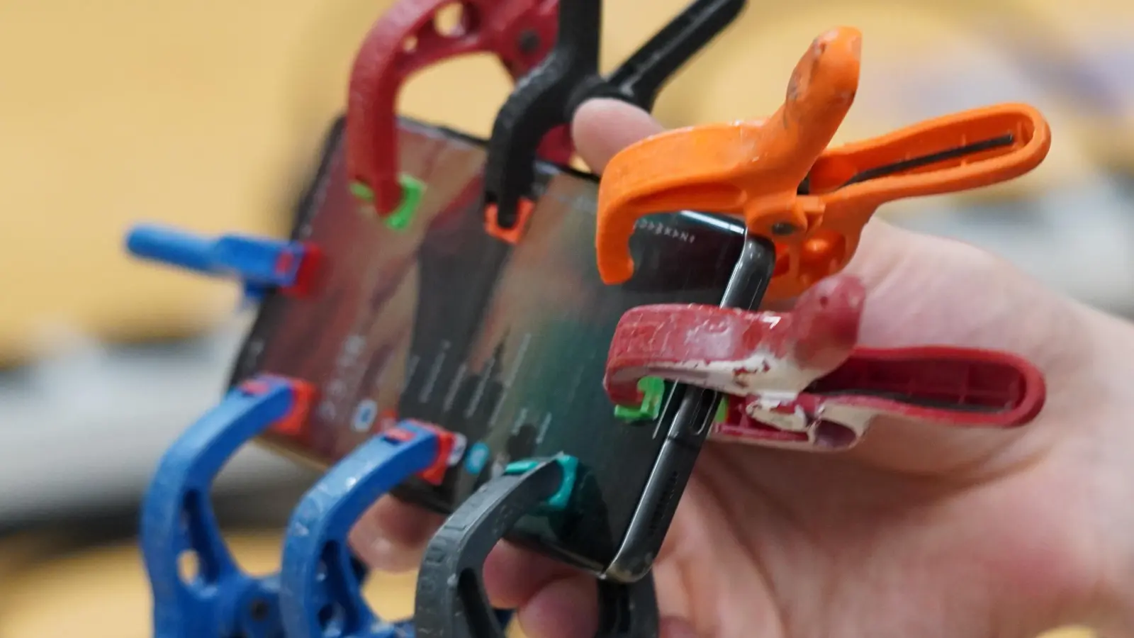 Reparatur eines Handy-Displays. (Bild: Roland K Steger)