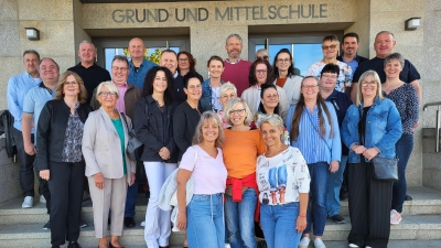 Johanna Wohlmann (Fünfte von links) freute sich sehr ehemalige Schülerinnen und Schüler wiederzusehen. (Bild: Vivian Woods)