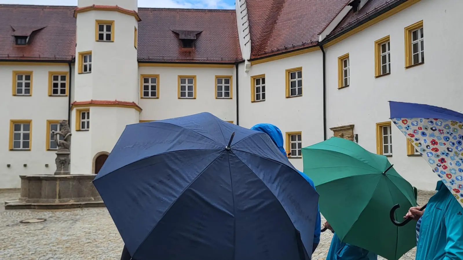 Die Teilnehmer der Freiwilligen Feuerwehr Siebeneichen lassen im Innenbereich des imposanten Sulzbacher Schlosses die barocke Pracht auf sich wirken. Dabei erfahren sie faszinierende Details über den Wandel von der einstigen Burg zur prachtvollen Residenz, in der die Adligen damals stolz ihren Besitz und ihre Macht zur Schau stellten. (Bild: Tanja Wagner)