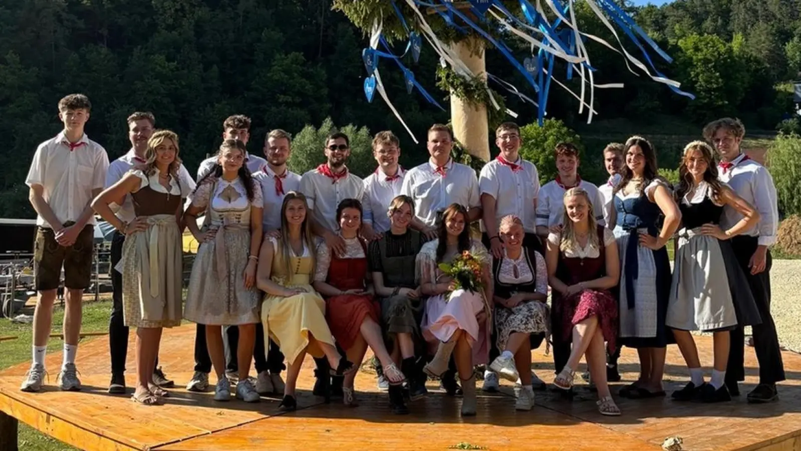 Gruppenfoto der Högener Kirwapaare 2025 (Bild: Rausch René)