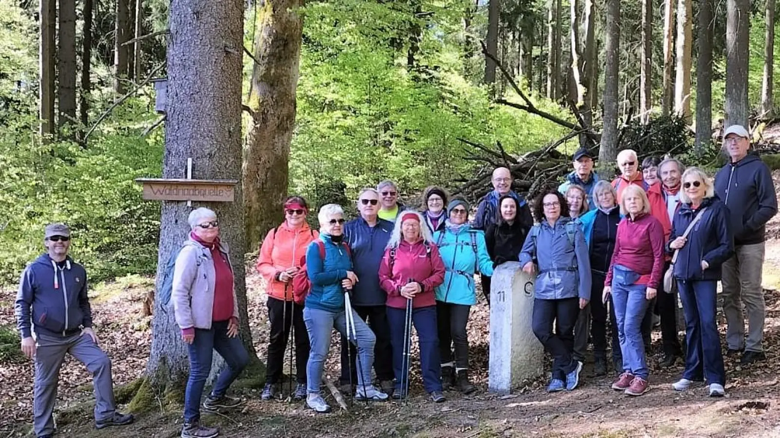 Gruppenbild an der Waldnaabquelle. (Bild: Astrid Maurer)