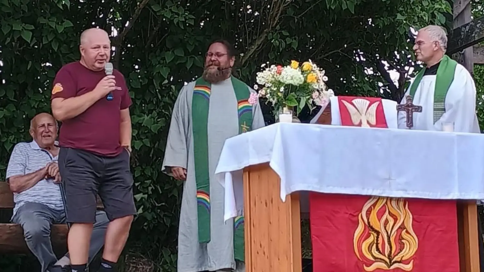 Vorstand Kurt Stielper mit Diakon Bernd Deyerl und Pfarrer Roland Klein (Bild: Manfred Lindner)