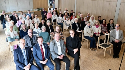 Rund 50 Ehrenamtliche wurden beim Dekanatstag in Weiden von der Caritas ausgezeichnet. In der ersten Reihe v.l.n.r. Caritas-Kreisgeschäftsführer Daniel Bronold, Oberbürgermeister Jens Meyer, Caritasdirektor Michael Weißmann und Caritasvorsitzender Michael Dreßel (Bild: Hans-Christian    Wagner)