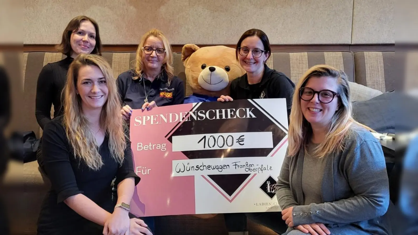 Übergabe einer Spende über 1.000 Euro durch Vertreterinnen von Ladies‘ Circle Amberg. Hinten von links Jennifer Rheinbay, Simone Kreppner (ASB-Wünschewagen) und Club-Präsidentin Dr. Andrea Schuller Andrea, vorne Nicole Asmus und Emanuela Affronti (Bild: Jennifer Rheinbay)