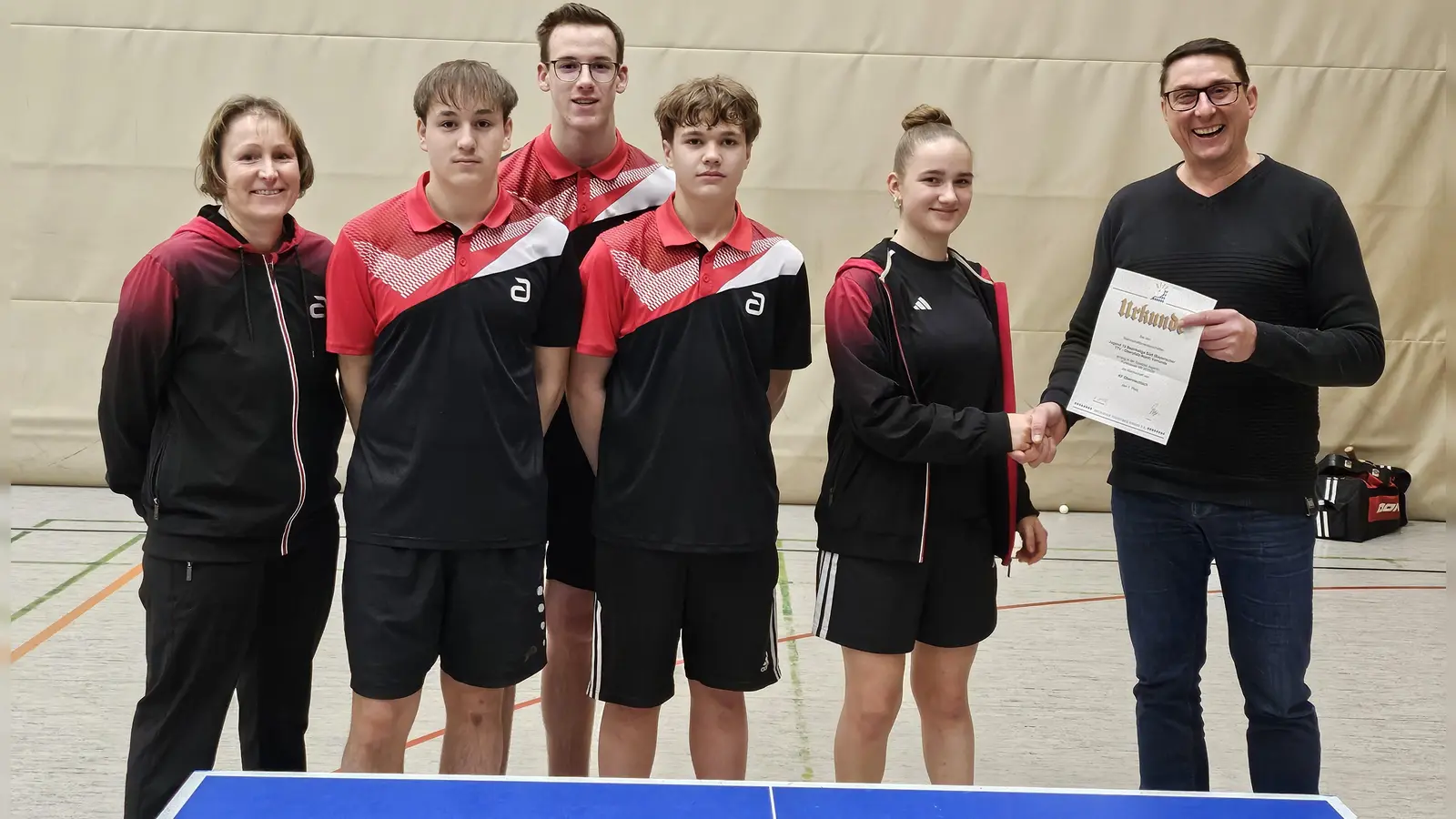 Die erste Jugendmannschaft mit Betreuerin Nicole Most (von links), Michael Most, Simon Fronhofer, Leon Schmirler, Laura Kiendl und Bezirksfachwart Michael Eckl. (Bild: Michael Hösl)