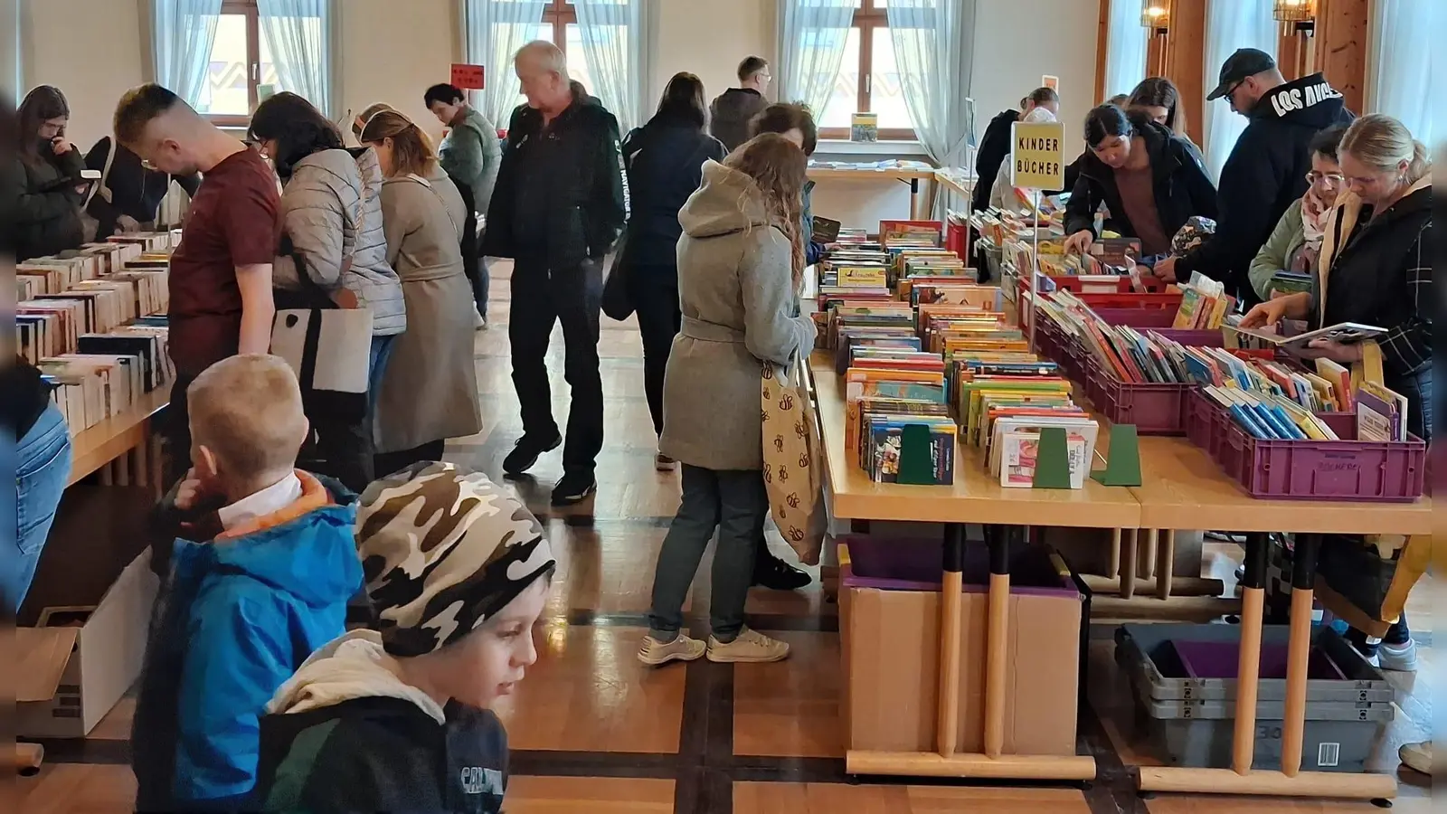 Die Besucher konnten aus einem umfangreichen Sortiment an Büchern und Spielen stöbern. (Bild: Claudia Landgraf)