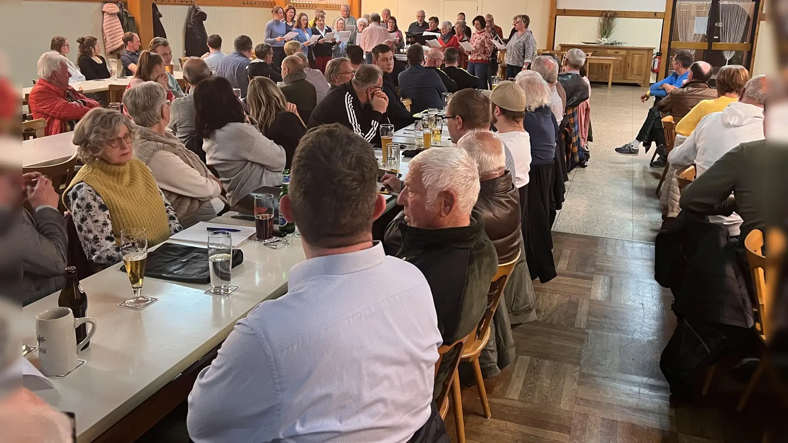 Der Gemischte Chor überraschte angenehm bei der HKA-Frühjahrsversammlung.  (Bild: Marianne Moosburger)