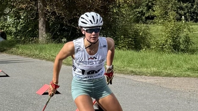 Sarah Ott vom SCMK Hirschau hat das Rollskirennen über 8 km in der freien Technik gewonnen. Sie startet noch in der Jugend U18 (Bild: Christian Lingl)