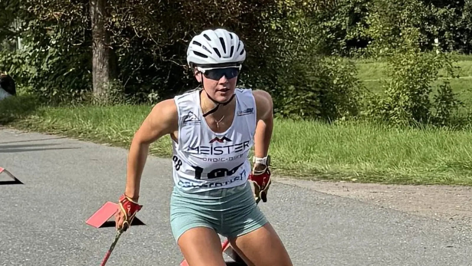 Sarah Ott vom SCMK Hirschau hat das Rollskirennen über 8 km in der freien Technik gewonnen. Sie startet noch in der Jugend U18 (Bild: Christian Lingl)