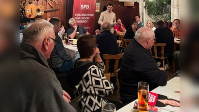 Ortsvorsitzender und Gemeinderat Johannes Kretschmer freute sich über ein voll besetztes Fuchsberger Wirtshaus. (Bild: SPD-Ortsverein Teunz)