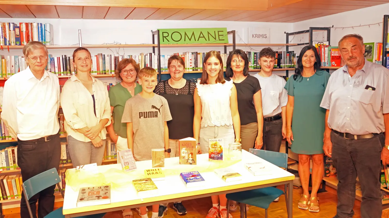 Im Bild von links: Pfarrer Norbert Götz, das Büchereiteam mit Judith Friedl, Maria Pleyer, Lorenz Greiner, Carola Käs, Marlene Greiner, Roswitha Schenk, Niklas Bergler und der Leiterin Cornelia Greiner-Braun sowie Bürgermeister Josef Beimler. (Bild: Franz Völkl)