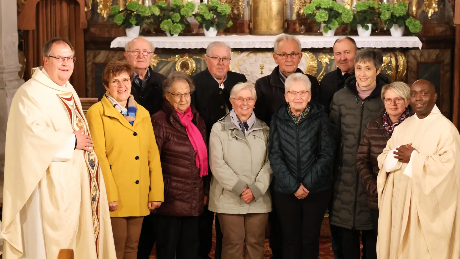 Die Ehejubilare mit Pfarrer Markus Urban und Pater Apolinary Kibadeni sowie Waltraud Fischer und Monika Paumer vom Pfarrgemeinderat. (Bild: Gabi Böckl)