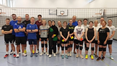 Die glücklichen neuen Volleyball-Schiedsrichter*innen nach bestandener Prüfung mit ihrem Ausbilder Herbert Hubner (dritter von rechts). (Bild: Reinhard Betzl)