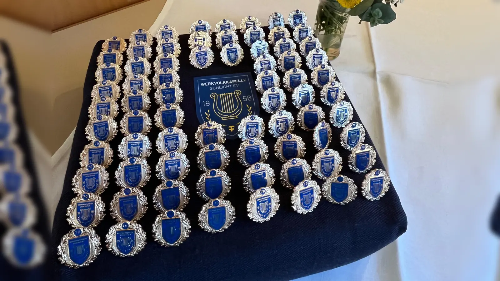 Ehrennadeln zum 70-jährigen Jubiläum (Bild: Angela Grüner)