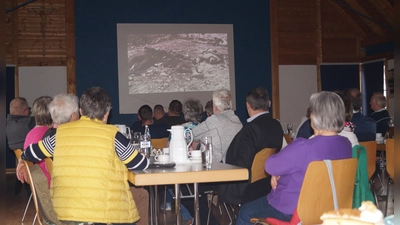 Bei den gezeigten Dokumationsfilm, wurde besonders die wichtige Arbeit des Volksbundes der Deutschen Kriegsgräberfürsorge aufgezeigt. (Bild: Hans Schlosser)