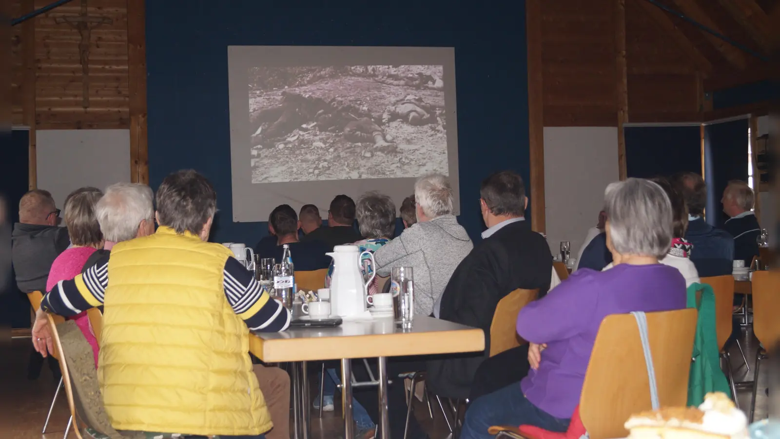Bei den gezeigten Dokumationsfilm, wurde besonders die wichtige Arbeit des Volksbundes der Deutschen Kriegsgräberfürsorge aufgezeigt. (Bild: Hans Schlosser)