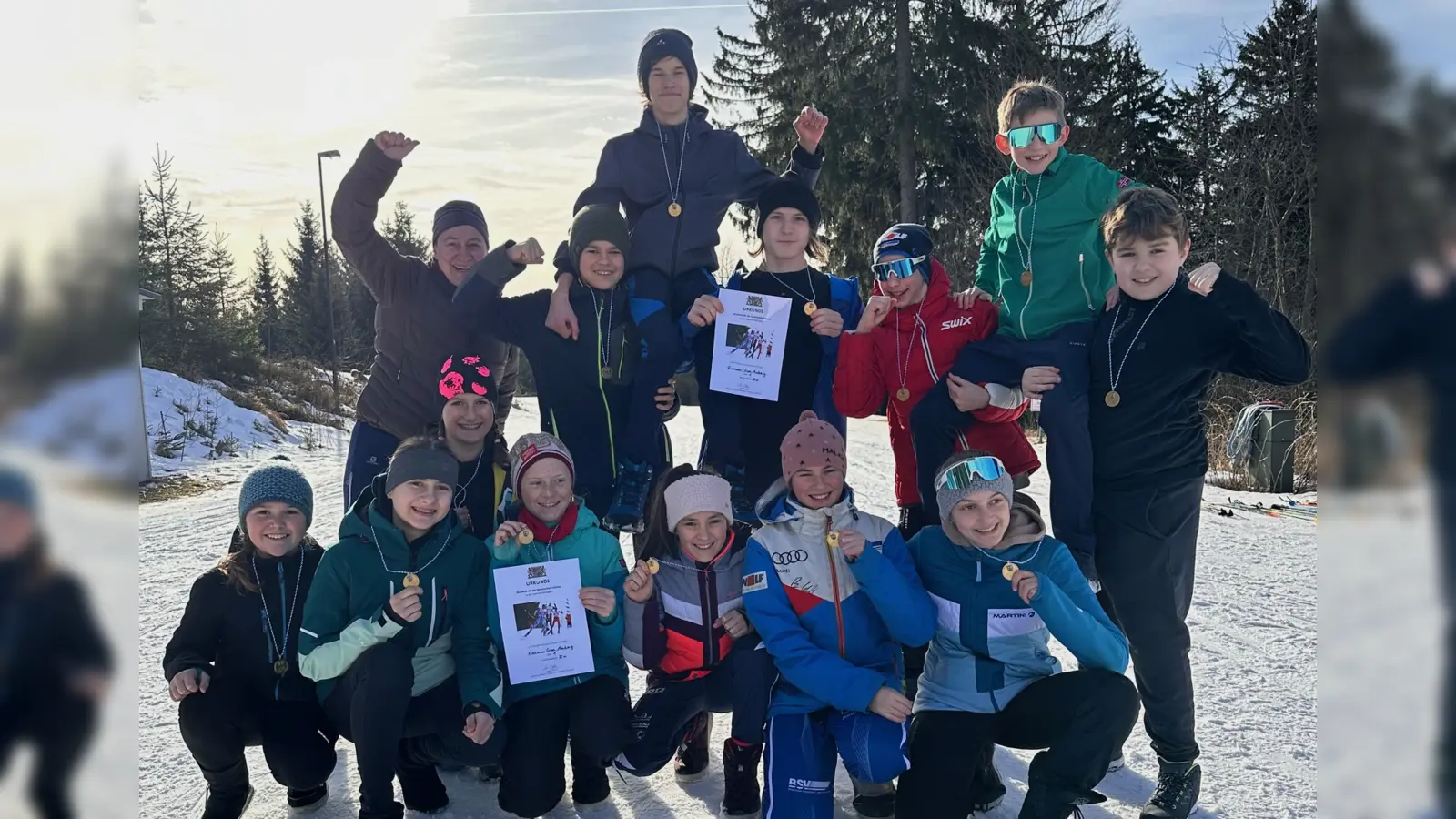 So sehen Oberpfalzmeister aus! Sowohl die Jungen als auch die Mädchen vom EG konnten im Bezirksfinale der Schulen im Skilanglauf beide Goldmedallien mit nach Hause nehmen. (Bild: Iris Sehnke-Renner)