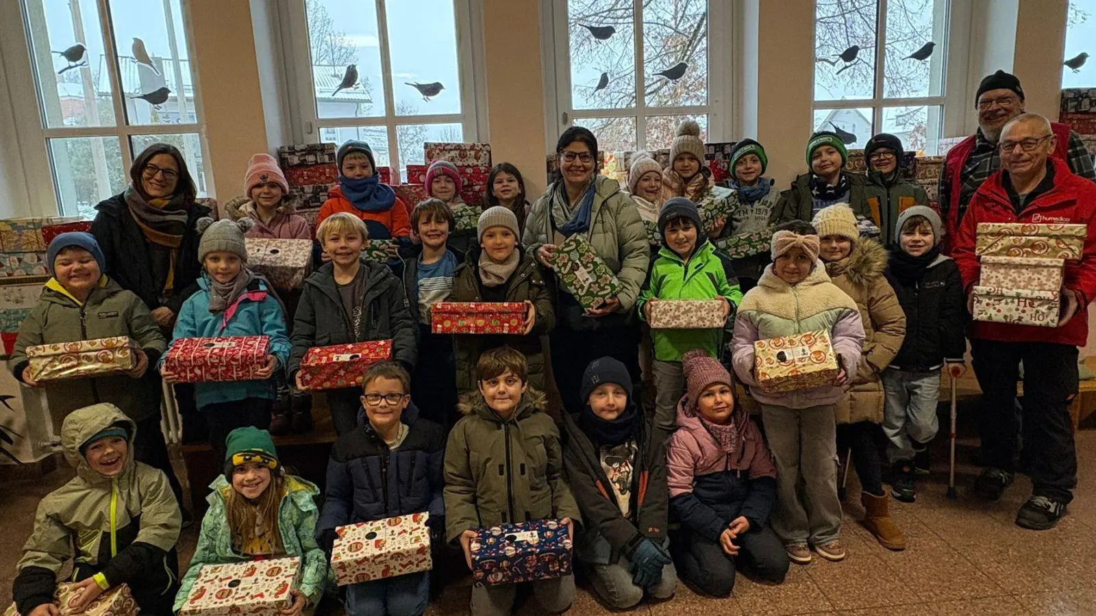 Die Klasse 2a bei der Spendenübergabe. (Bild: Claudia Ruß)