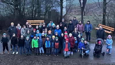 Vor der Weihnachtsfeier schnappen die jungen Fußballerinnen und Fußballer des FSV Waldthurn frische Lift an der Hirmesbühl - Motte. (Bild: Thomas Graf)