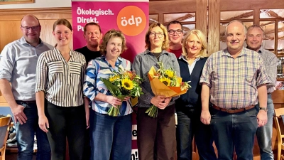 Der neue ÖDP-Kreisvorstand von links nach rechts: Christoph Zollbrecht, Corinna Schuhbauer, Dr. Christian Schmid, Susanne Witt, Kreisvorsitzende Marianne Badura, Michael Girberth, Ulrike Müllers, Josef Witt, Günter Neumann. (Bild: Klaus Mrasek)