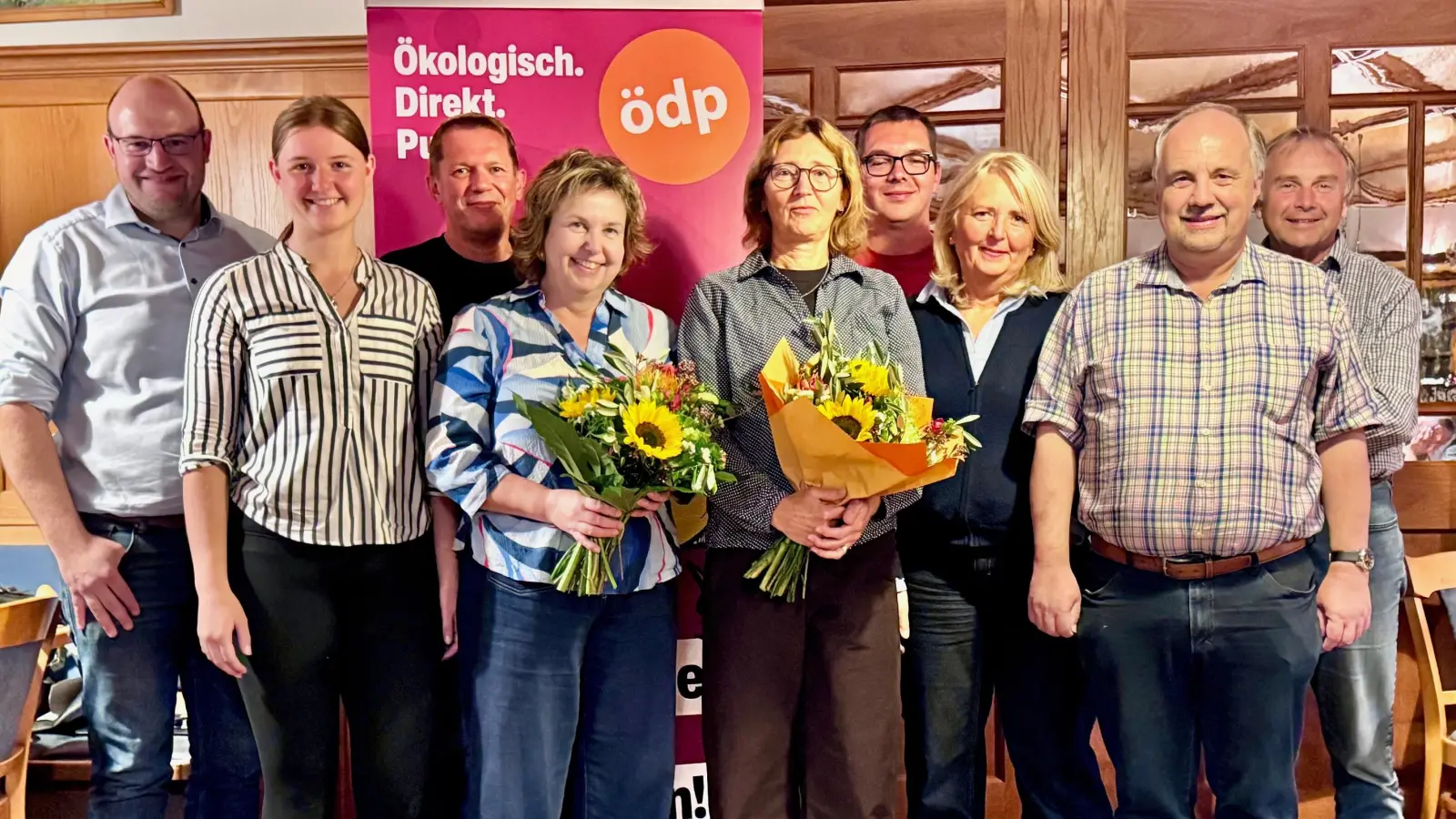 Der neue ÖDP-Kreisvorstand von links nach rechts: Christoph Zollbrecht, Corinna Schuhbauer, Dr. Christian Schmid, Susanne Witt, Kreisvorsitzende Marianne Badura, Michael Girberth, Ulrike Müllers, Josef Witt, Günter Neumann. (Bild: Klaus Mrasek)