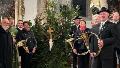 Kreisgruppenvorsitzender Jagd Kemnath Dr. Wolfgang Schinner (von links) und Pfarrer Thomas Kraus mit der Bläsergruppe Hohes Fichtelgebirge bei der Hubertusmesse. (Bild: exb)