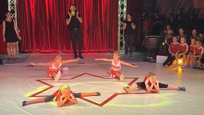 Die Grundschulkinder als Artistinnen. (Bild: Heidi Kurz)