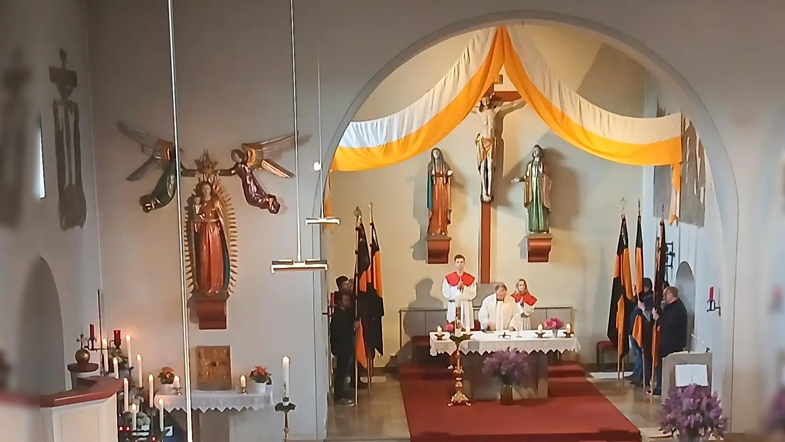 Heilige Maria und die Banner der Kolpingsfamilien in der Herz-Jesu-Kirche Immenreuth  (Bild: Monika Heindl)