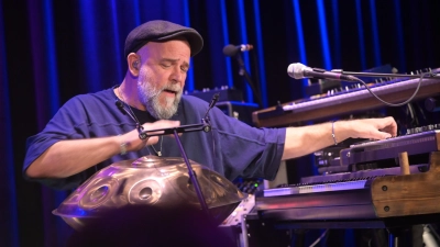 Martin Kälberer spielt Hang und Keyboard. (Bild: Jürgen Hellmann)
