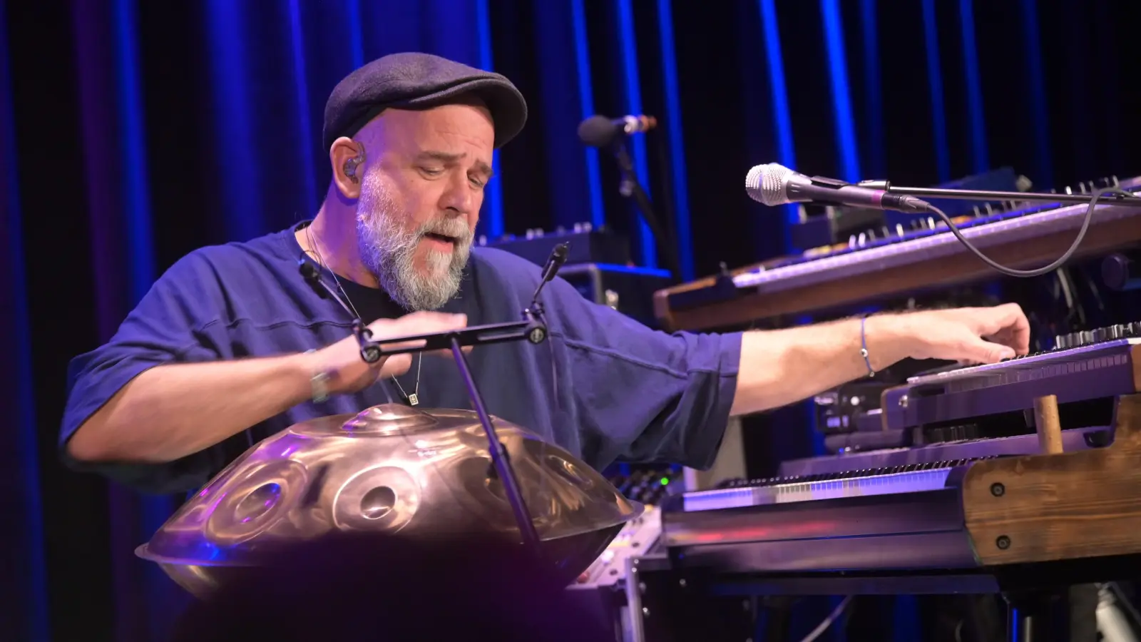 Martin Kälberer spielt Hang und Keyboard. (Bild: Jürgen Hellmann)