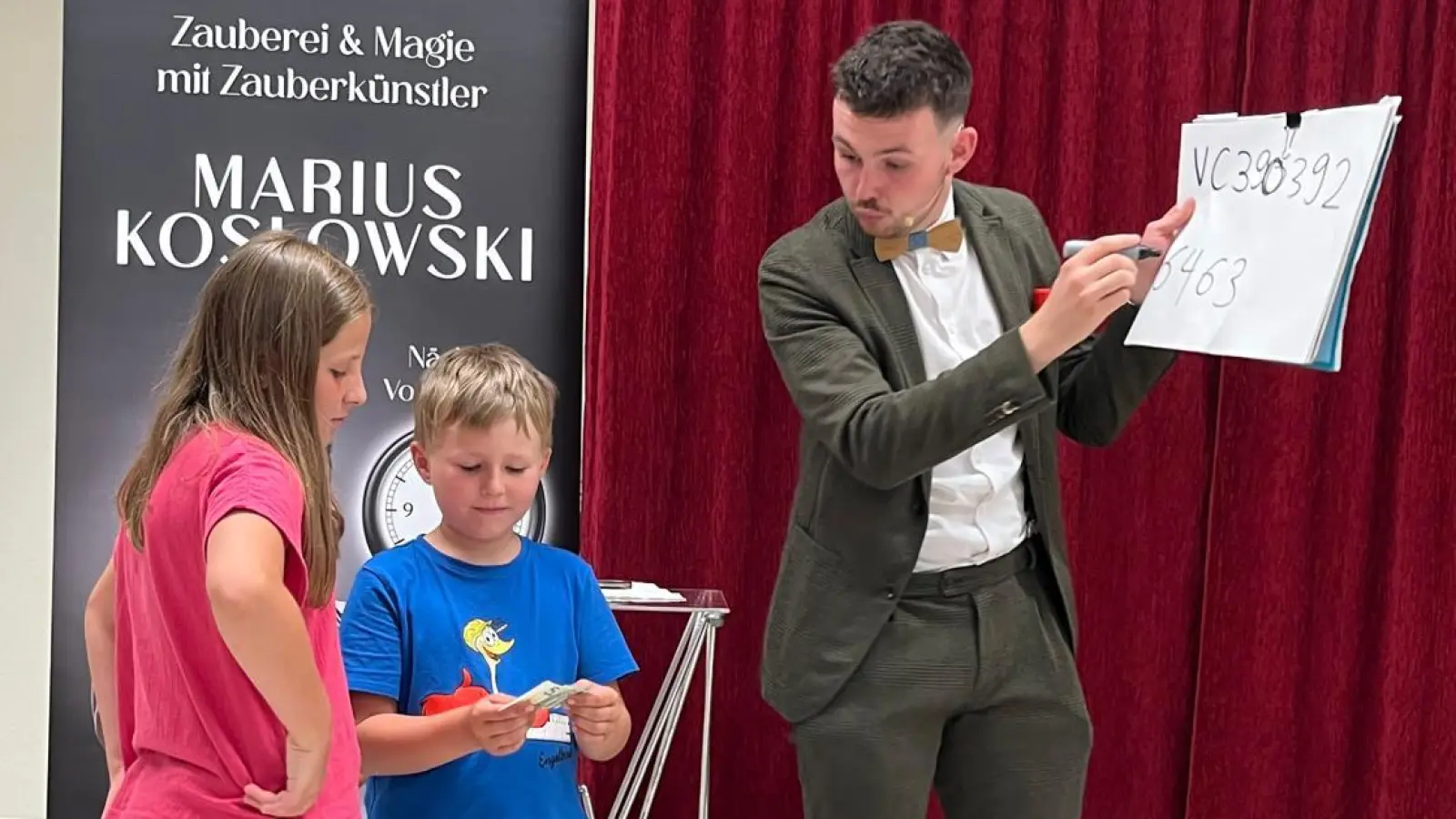 Zauberkünstler Marius Koslowski band immer wieder die Zuschauer in seine Künste ein. (Bild: Dietmar Scherer)