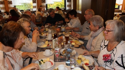 Die liebevoll hergerichteten und servierten Brotzeitteller beim Erntedankfest der Siedlergemeinschaft Feuerhof im Vereinslokal Zum Bartl fanden großen Anklang und ließen die Gaumen erfreuen.  (Bild: Anton Fenk)
