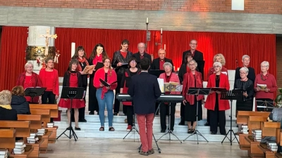 Der Chor Gospelflames Hl. Dreifaltigkeit beim Konzert in der Kirche St. Josef in Raigering. (Bild: Reinhard Fraunholz)