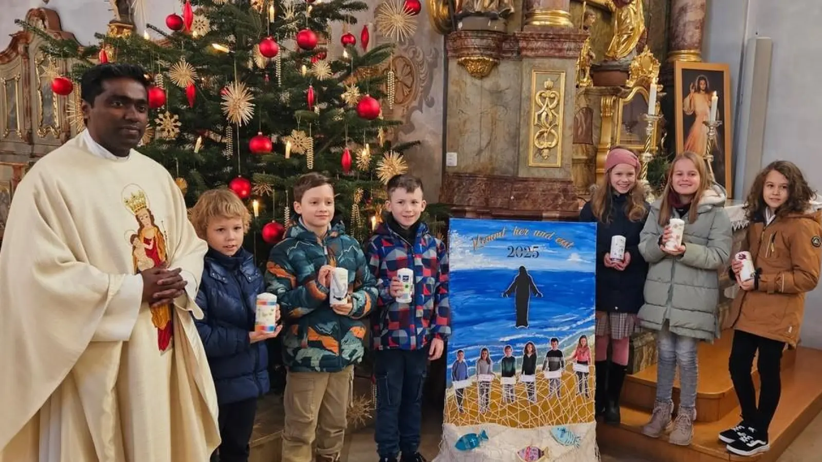 Die Kommunionkinder 2025: Tobias Scharf, Leopold Plank, Johannes Killermann, Katharina Maierhofer, Emily Kirchhammer und Amelie Böhm (von links) stellten sich im Gottesdienst vor. Pater Savari weihte ihre selbst gestalteten Kerzen.  (Bild: Kristin Winderl)
