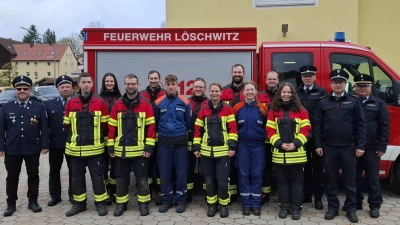 Im Bild von links nach rechts: 2. Kommandant Thorsten Lottes, 1. Kommandant Matthias Reger, Lukas Hoffmann, Sophia Miedel, Jonas Hoffmann, Christian Merkl, Sebastian Söllner, Lukas Ohlinger, Anna-Lena Frank, Matthias Reinhardt, Stefanie Bauer, Tobias Leibl, Luisa Bauer, KBM Alois Schindler, KBM Florian Braunreuther, KBI Otto Braunreuther. (Bild: Theresa Frank)