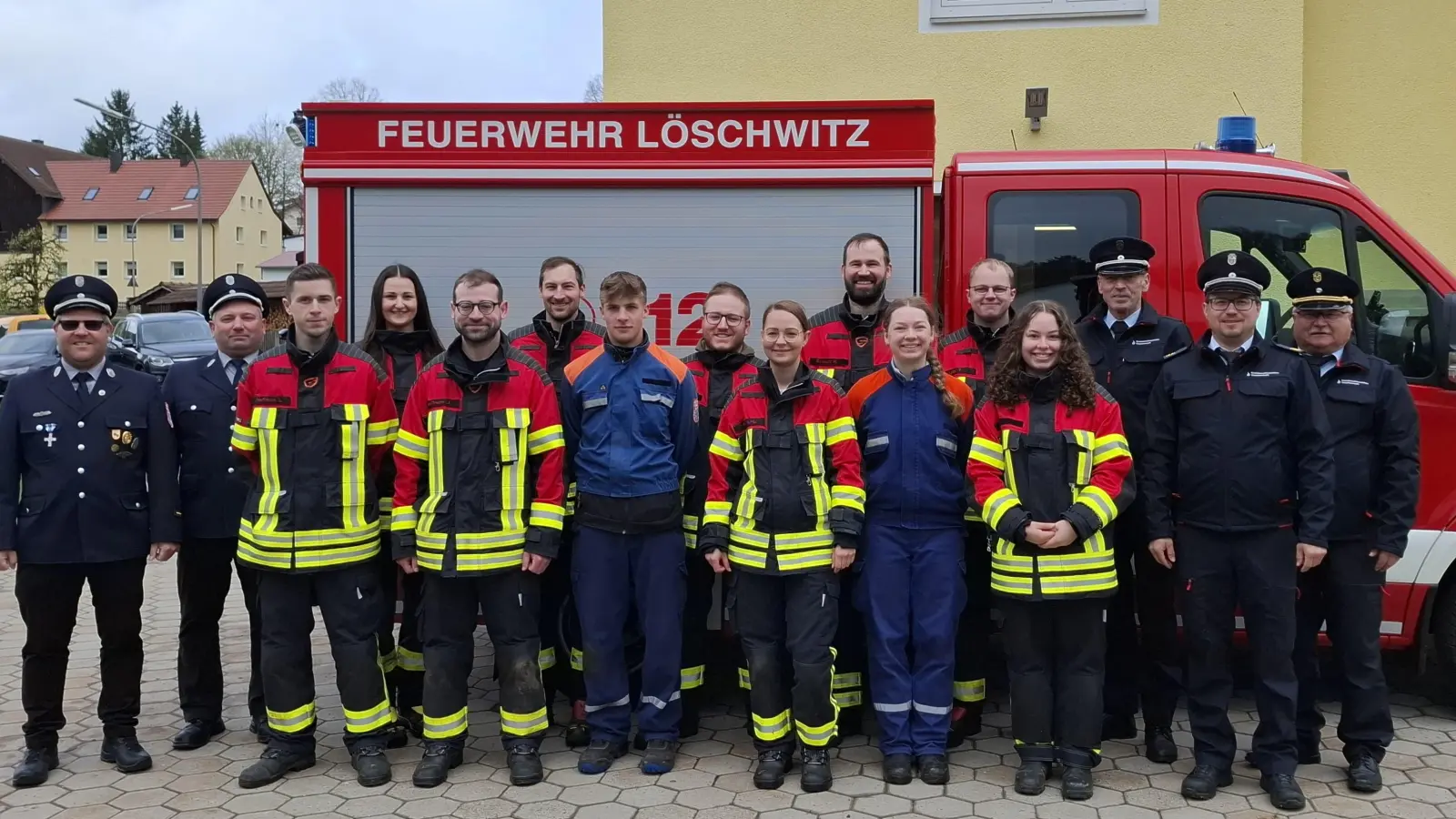 Im Bild von links nach rechts: 2. Kommandant Thorsten Lottes, 1. Kommandant Matthias Reger, Lukas Hoffmann, Sophia Miedel, Jonas Hoffmann, Christian Merkl, Sebastian Söllner, Lukas Ohlinger, Anna-Lena Frank, Matthias Reinhardt, Stefanie Bauer, Tobias Leibl, Luisa Bauer, KBM Alois Schindler, KBM Florian Braunreuther, KBI Otto Braunreuther. (Bild: Theresa Frank)