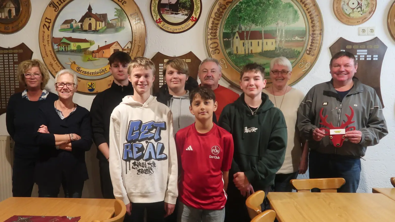 Der Schnäppchenladen bedachte den Nachwuchs (Mitte) der Schützengesellschaft „Bergschütz“ Gressenwöhr mit einer 500-Euro-Spende. (Hinten von rechts) 1. Schützenmeister Karl-Heinz Schöpf, Ladenchefin Veronika Pröls und stellvertretender Schützenmeister und Jugendleiter Karl-Heinz Siegert, links die Ladenmitarbeiterinnen Gudrun Quarder und Elfriede Kredler. (Bild: Rosi Hasenstab )
