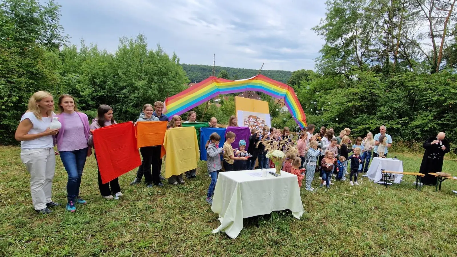 Abschlussbild mit Kindern und Mitarbeitern (Bild: Carmen Grahlmann)