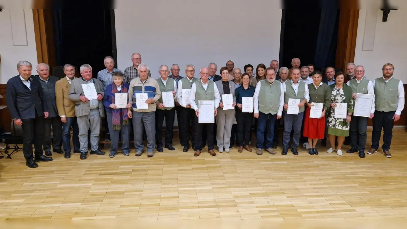 Gruppenfoto der Geehrten mit Bürgermeister Lothar Müller (links), 1. Vorsitzenden Jörn Schedl (rechts) und den OWV Hauptvereinsvertretern Norbert Griesbacher (3. v. l.) und Alois Lukas (13. v. l.). (Bild: Waltraud Rath)