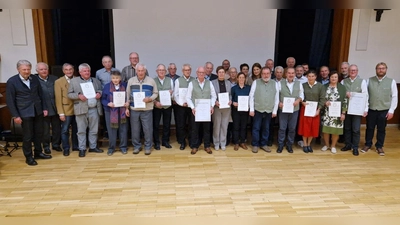 Gruppenfoto der Geehrten mit Bürgermeister Lothar Müller (links), 1. Vorsitzenden Jörn Schedl (rechts) und den OWV Hauptvereinsvertretern Norbert Griesbacher (3. v. l.) und Alois Lukas (13. v. l.). (Bild: Waltraud Rath)