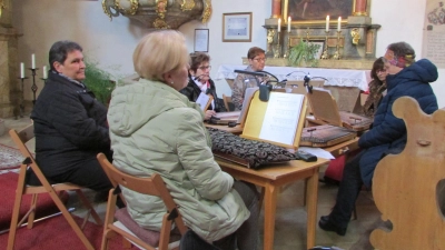 Die Zithergruppe von Michaela Gaach begleitete die Maiandacht des Fördervereins St. Moritz. (Bild: Eva Seifried)