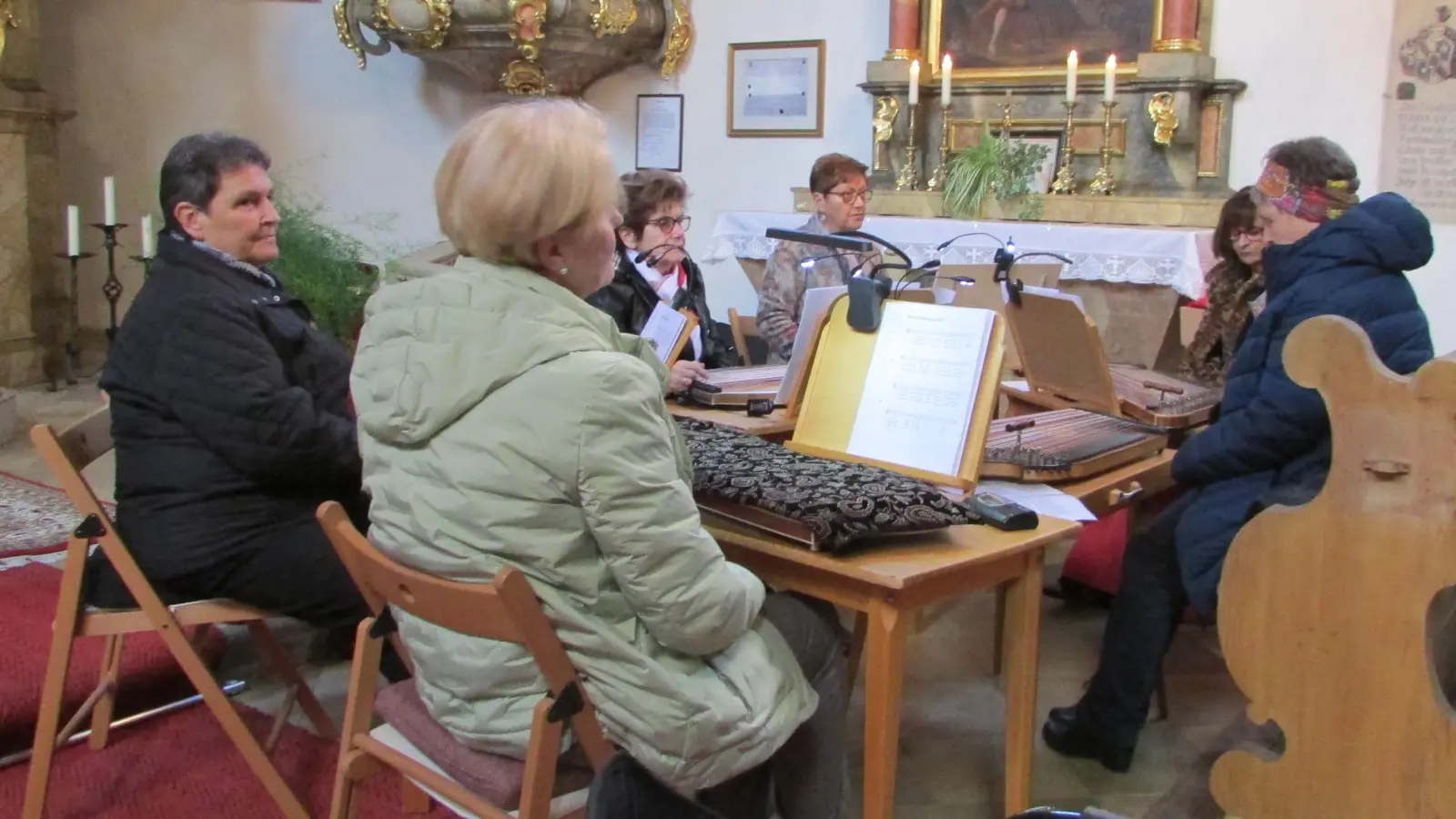 Die Zithergruppe von Michaela Gaach begleitete die Maiandacht des Fördervereins St. Moritz. (Bild: Eva Seifried)