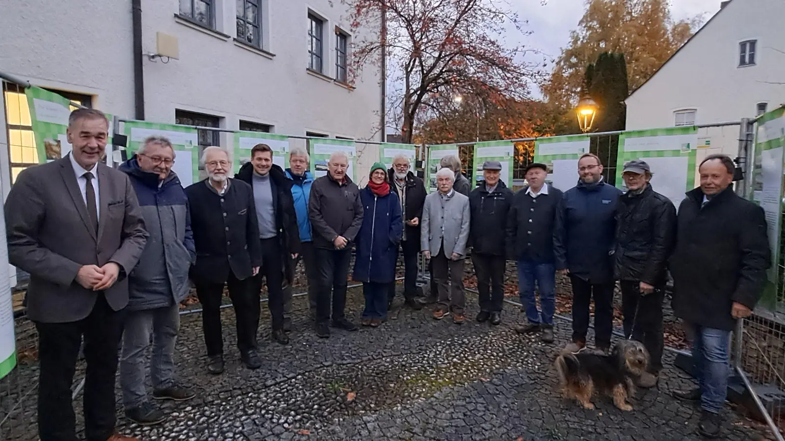 Im Kreise von Bürgermeistern, Kreisräten und Mitgliedern des Arbeitskreises Kultur und Stadtgeschichte Wunsiedel eröffnete stellvertretender Landrat Roland Schöffel die Ausstellung im „Ungarischen Garten“ vor dem Landratsamt und lud zusammen mit Landrat Peter Berek dazu ein, die inspirierende Verbindung zwischen Natur, Sprache und Geist neu zu entdecken. (Bild: Daniela Hirsche)